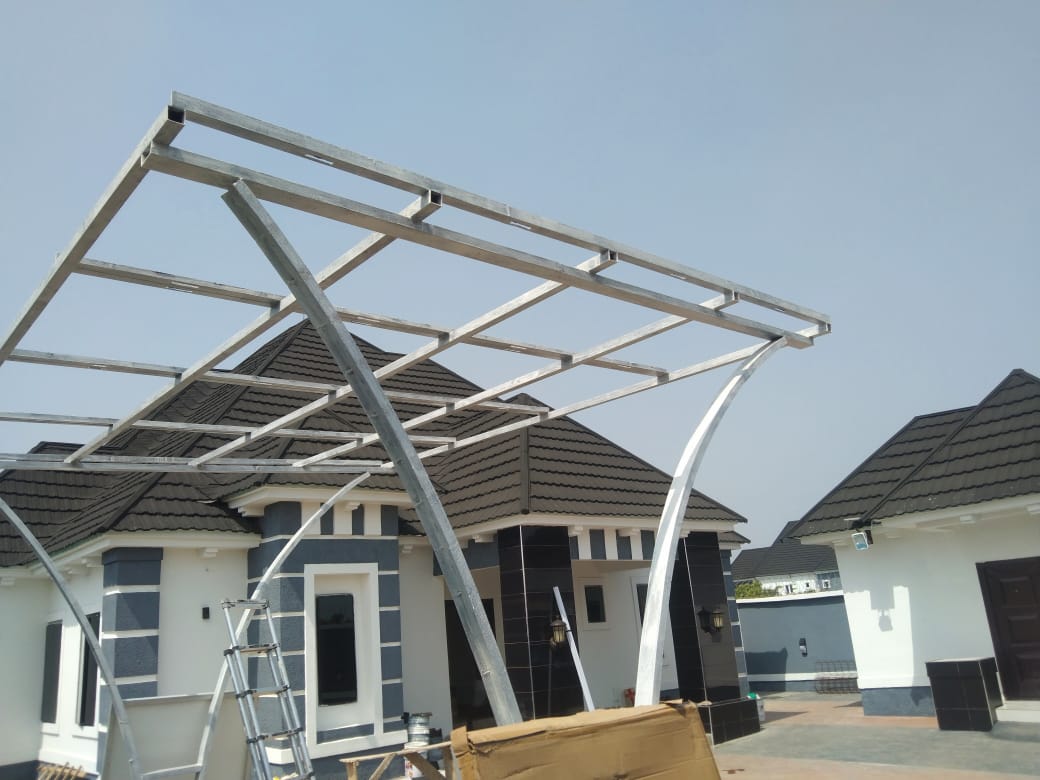 Solar panel mounting structure